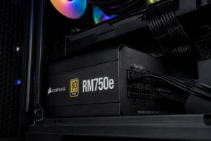 Alimentation PC modulaire 80 Plus Gold en cours d'installation dans un boîtier gaming avec câblage organisé